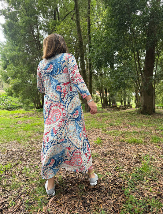 Vestido com estampado paisley azul e coral malha fria