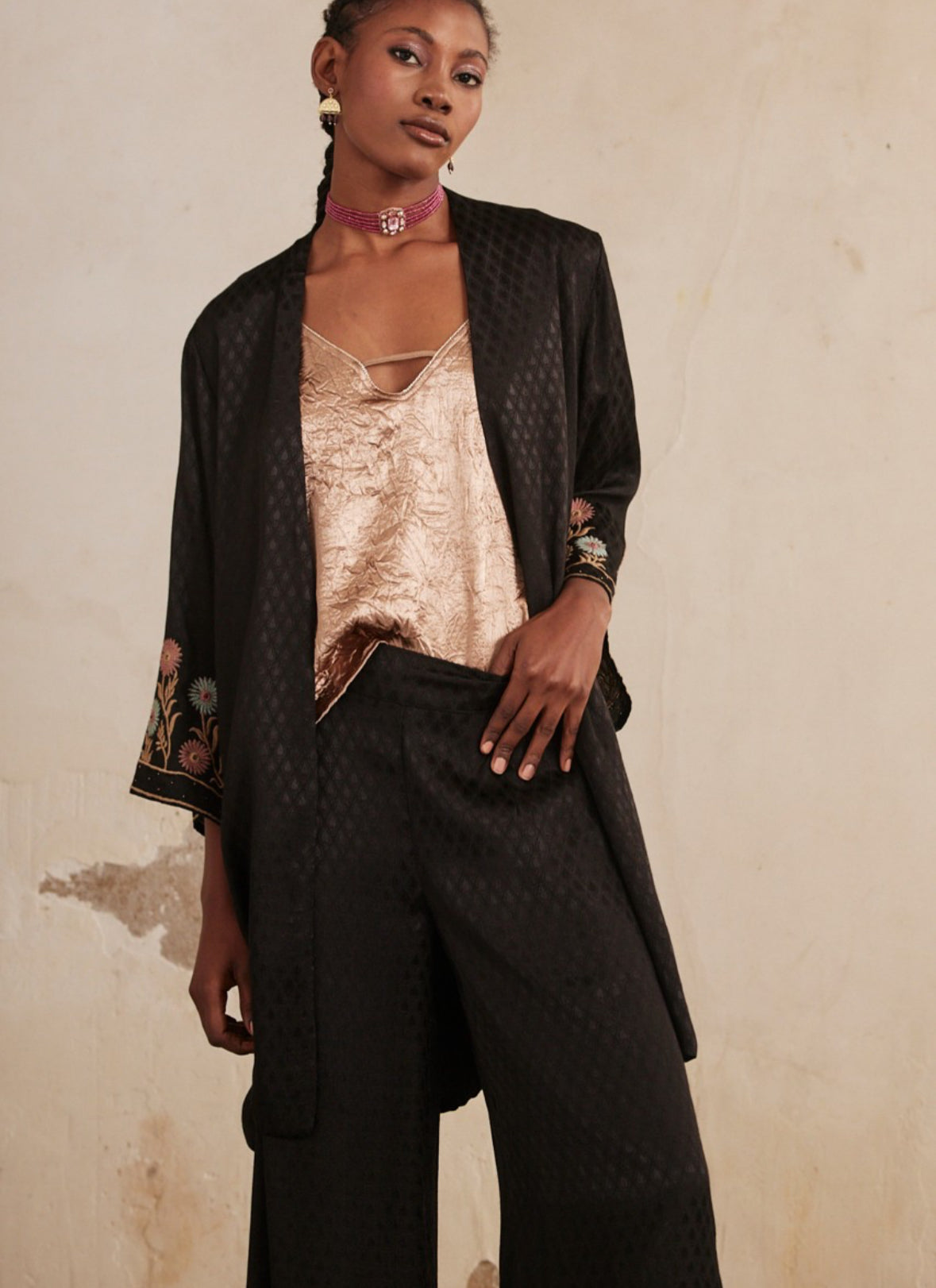 Kimono negro con bordado floral AU.Peno
