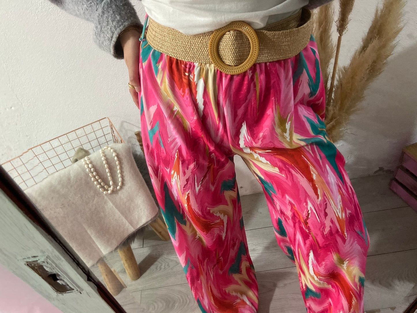 Pantalonas manchadas lilás e verde com cinto