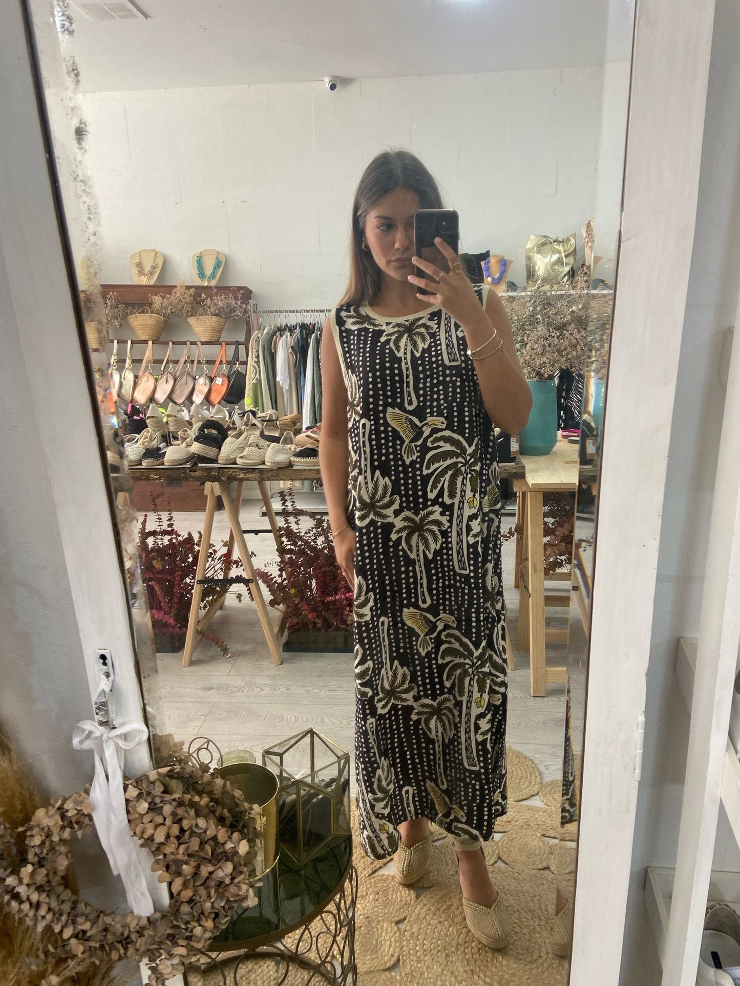 Vestido mostarda estampado tropical