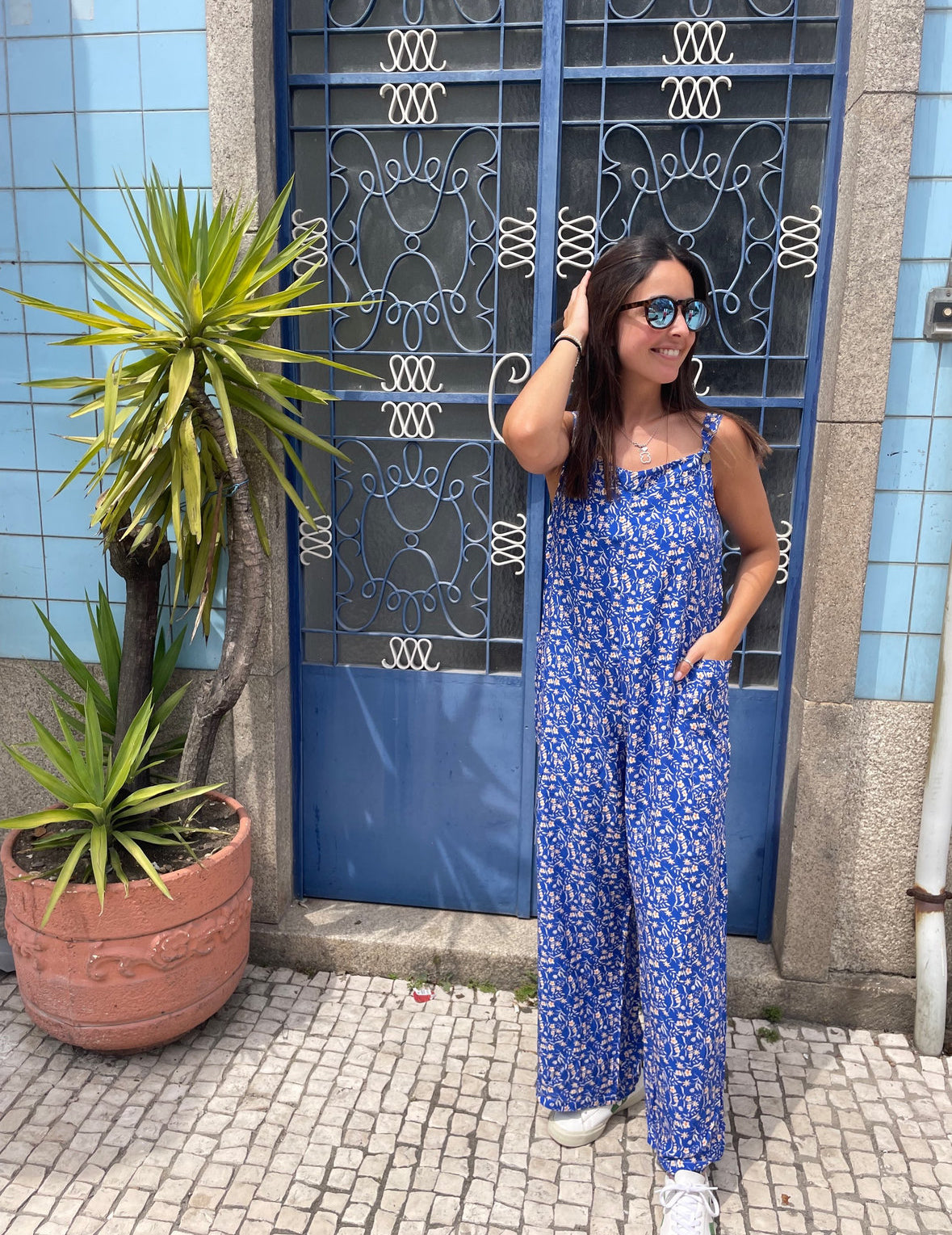 Macacão verde floral com peitilho e bolsos