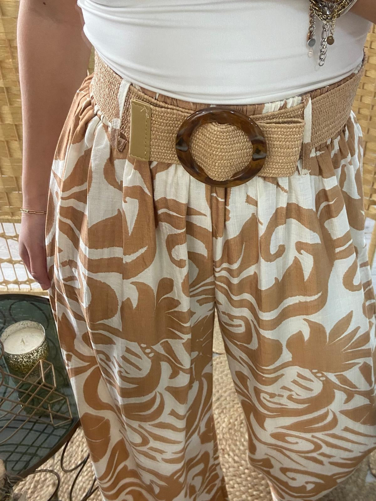 Pantalón con estampado de camello y cinturón