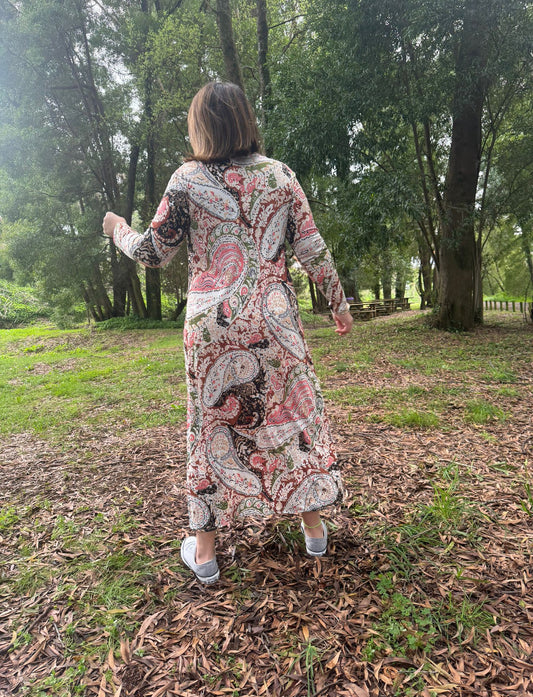 Vestido com estampado paisley salmão e preto malha fria