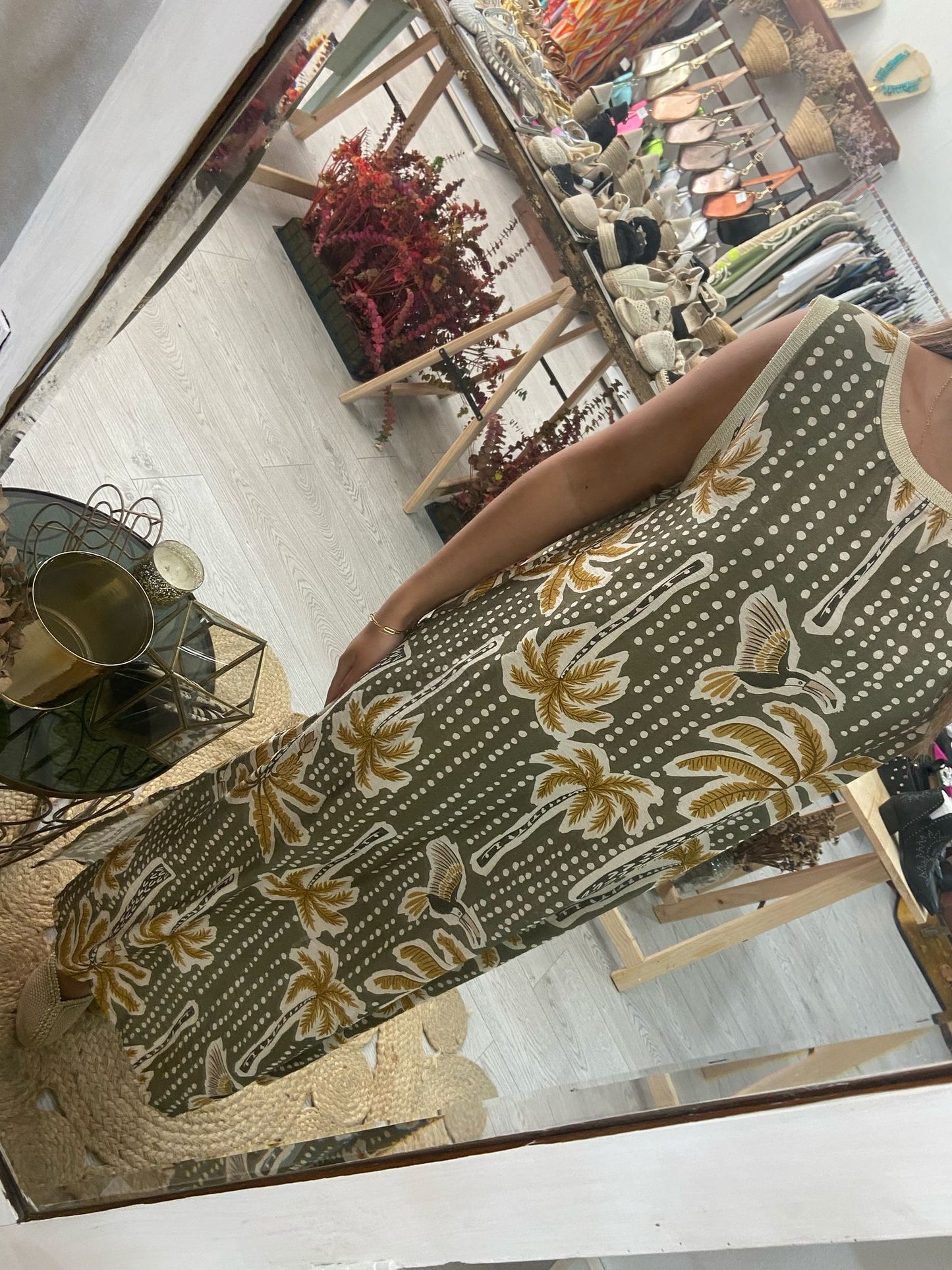 Vestido mostarda estampado tropical