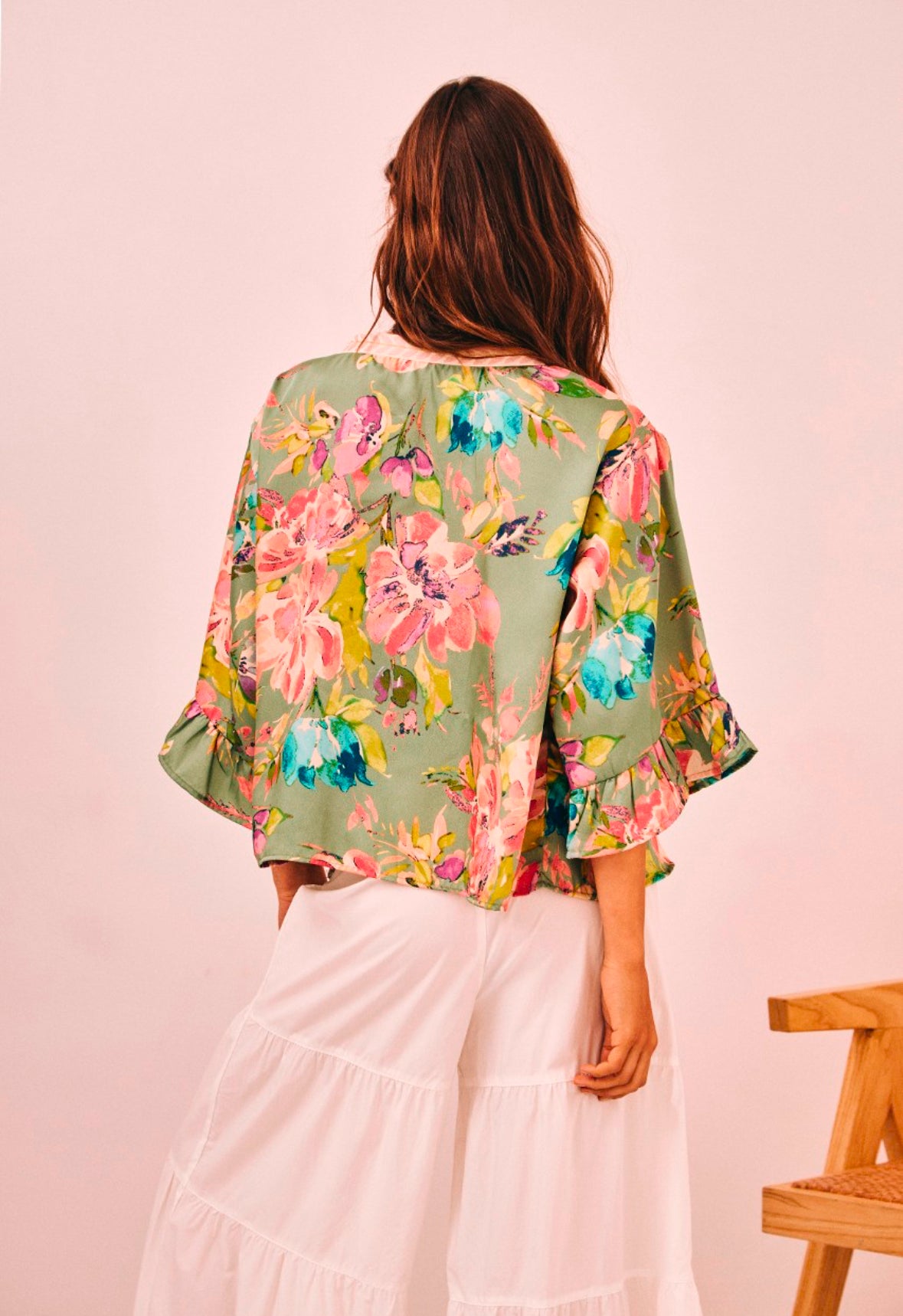 Kimono curto acetinado estampado floral e bordado na lapela NI.Felixa