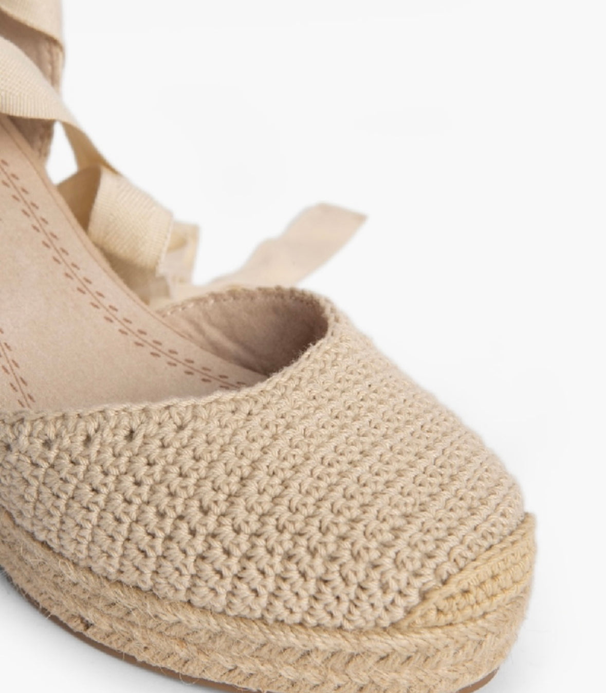 Sandalias de cuña de crochet beige