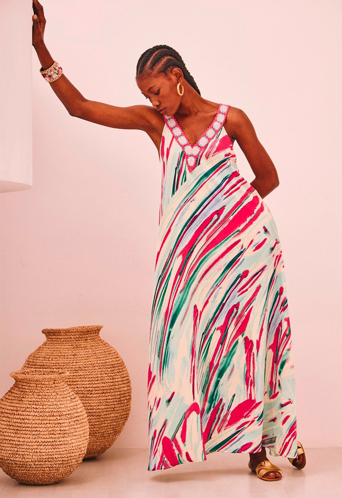 Vestido pincelado rosa e turquesa com decote crochê Ni.Dora
