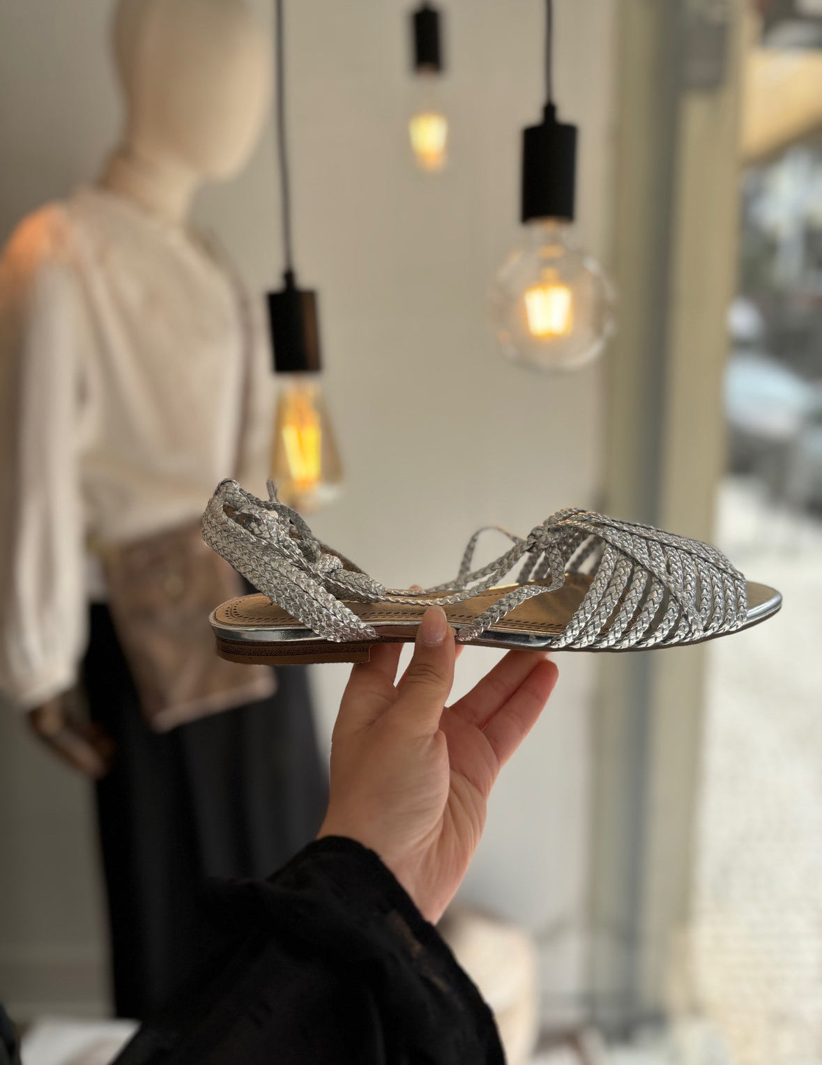Sandálias tiras em trança prateada e laçada tornozelo