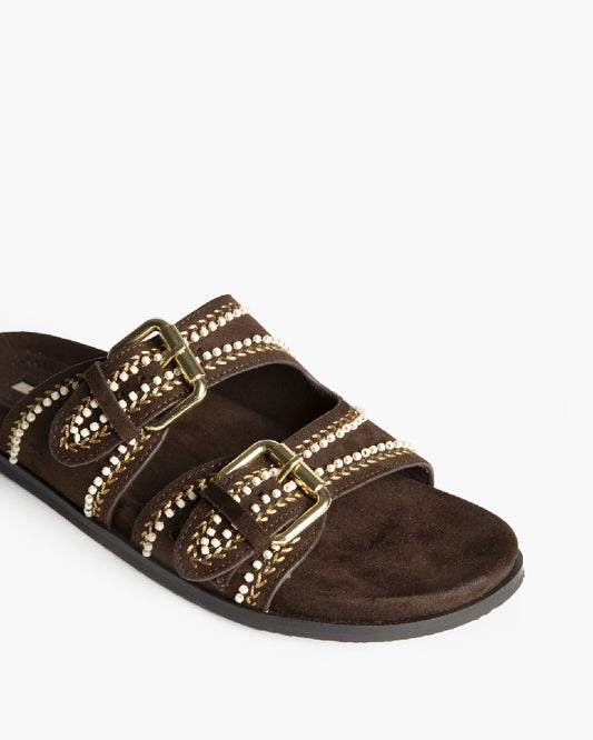 Sandália rasa café duas tiras com bordado emissangas