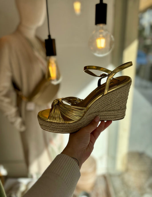 Sandálias dourada cunha corda