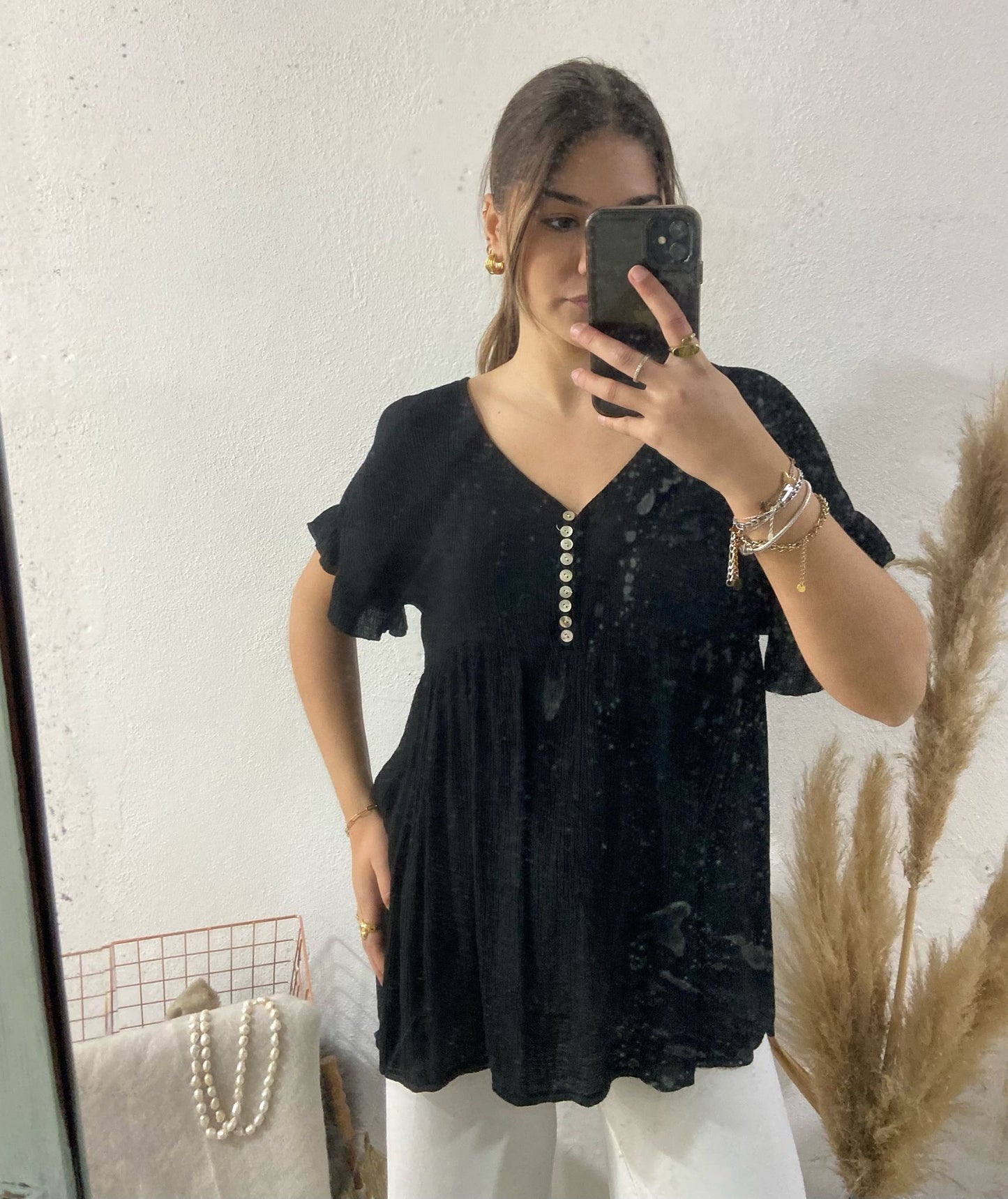 Túnica preta evasé tecido enrugado com botões