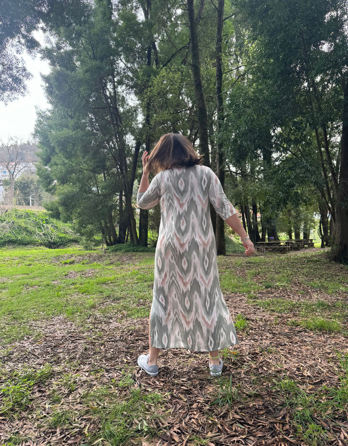 Vestido manchado rosa e turquesa malha fria