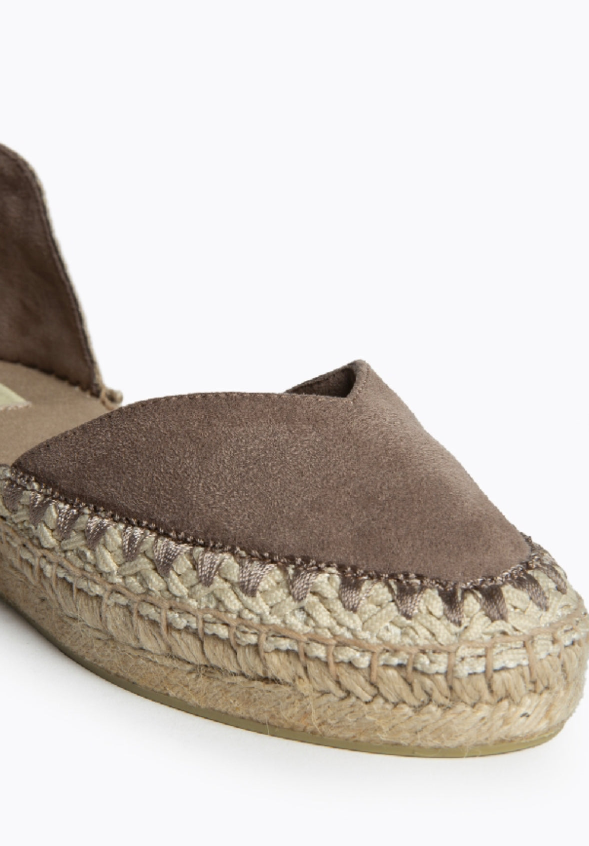Alpercatas taupe com costuras entrançadas e laçada