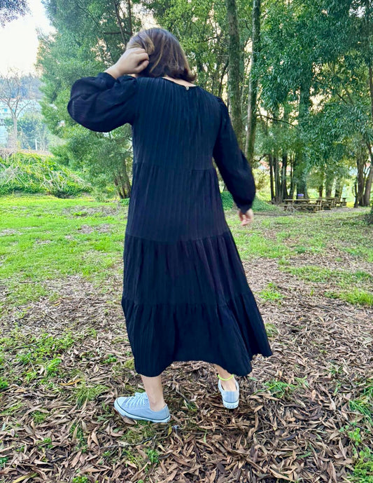 Vestido evasé preto de tecido com nervuras