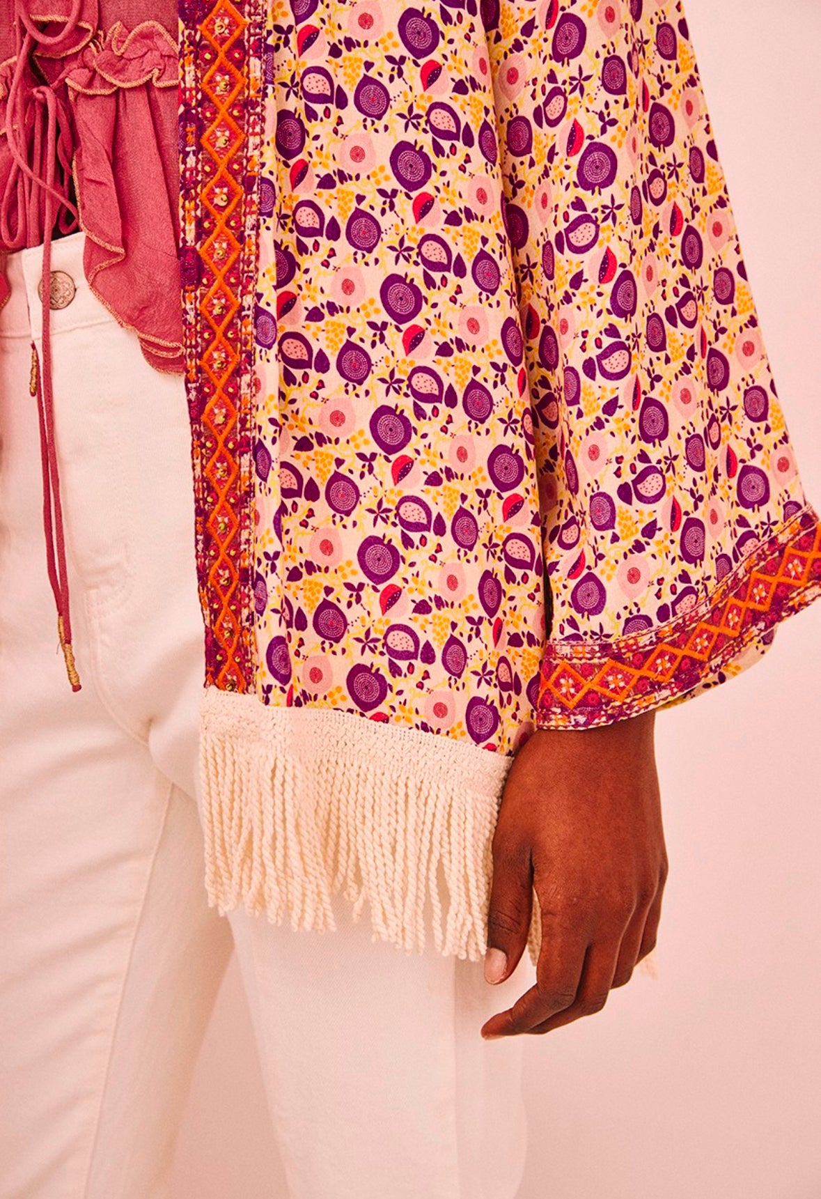 Kimono estampado com bordado na lapela e com franjas AU.Brisa