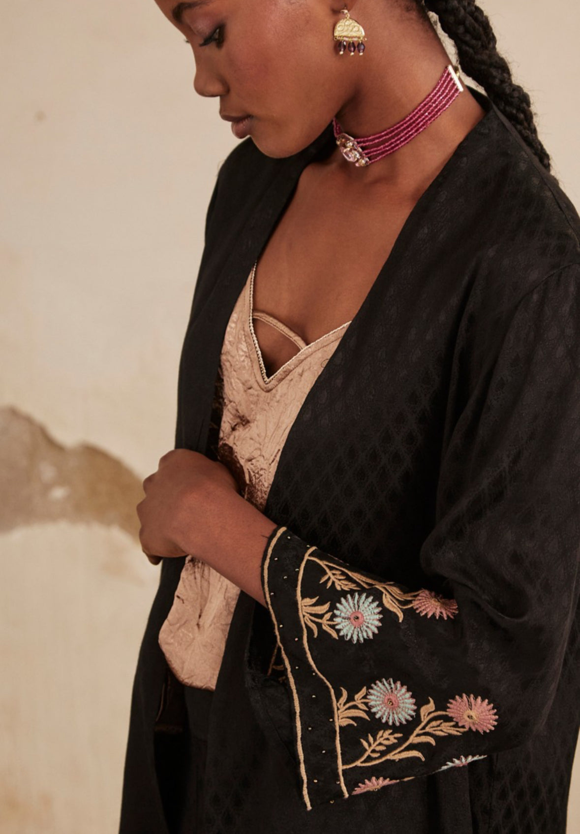 Kimono negro con bordado floral AU.Peno