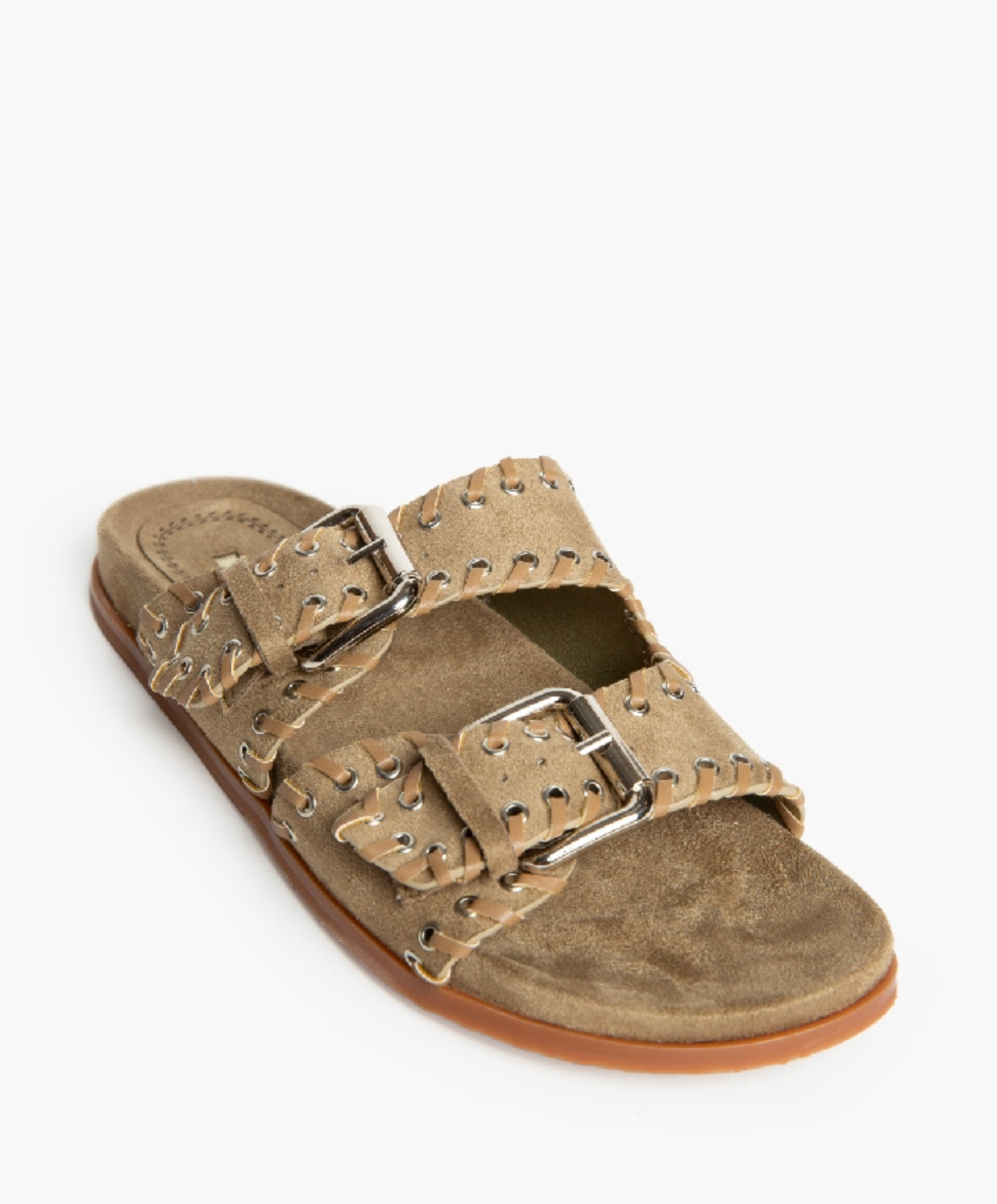 Chinelo raso com fivelas metálicas