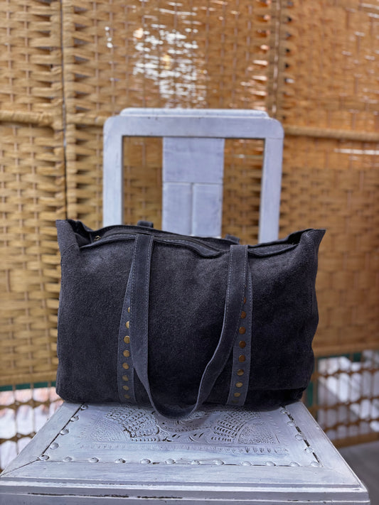 Carteira cinzenta camurça com tachas