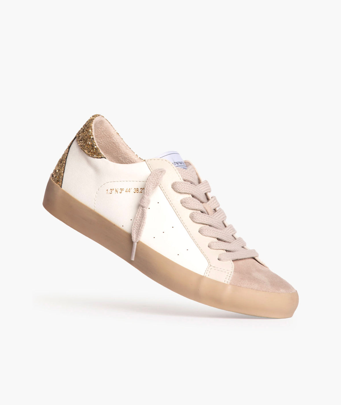 Sapatilhas brancas com glitter dourado atrás e biqueira taupe