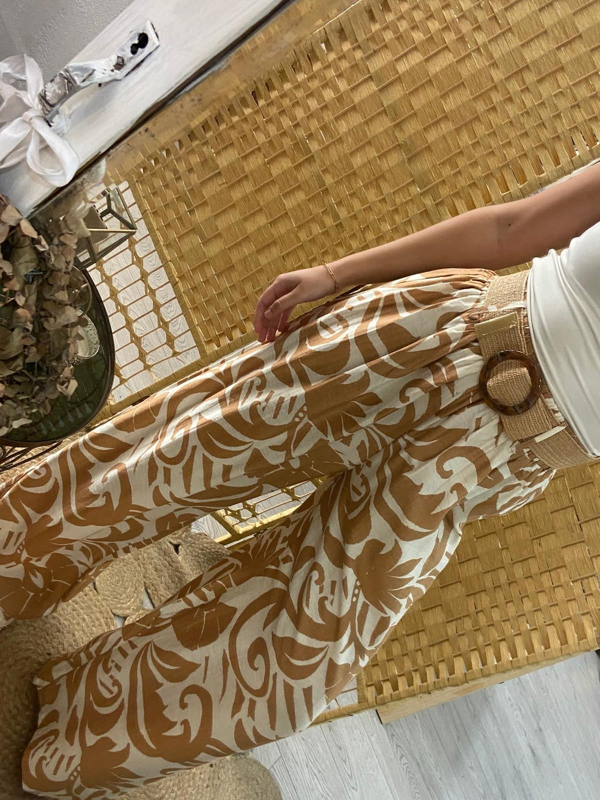 Pantalón con estampado de camello y cinturón