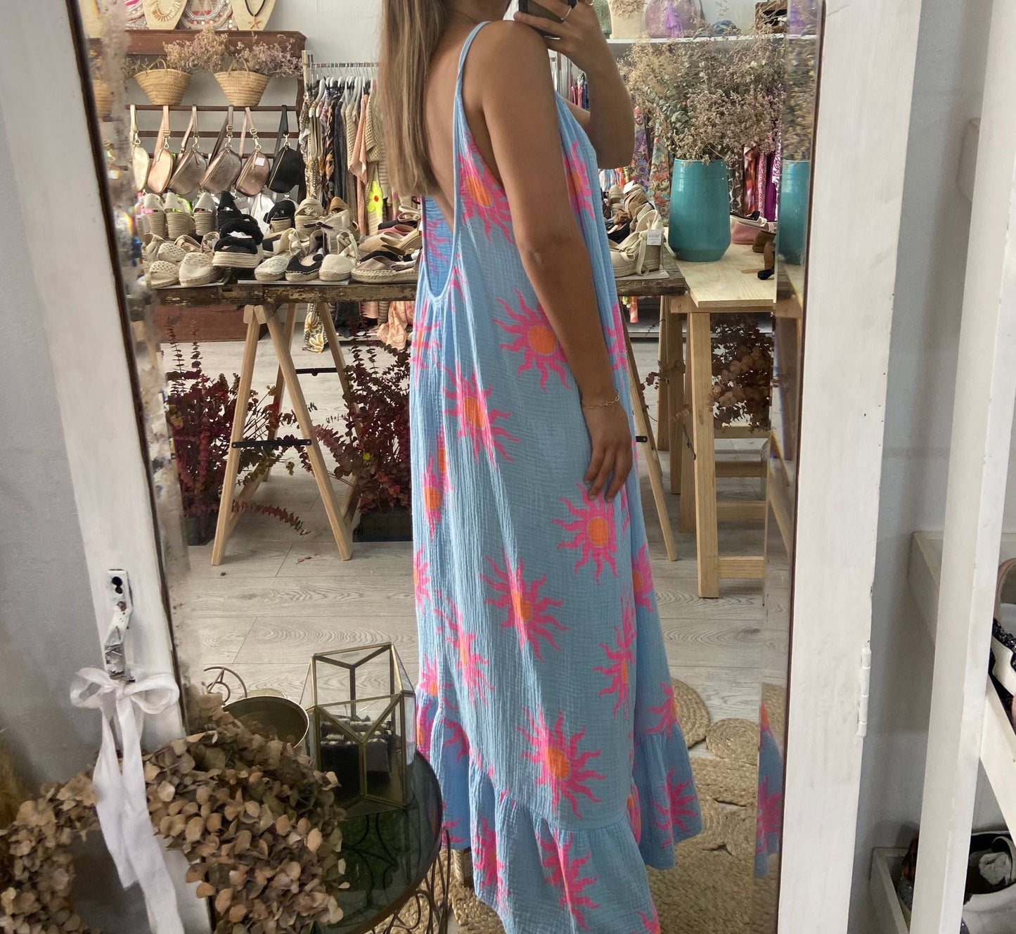 Vestido bege com sol rosa/laranja