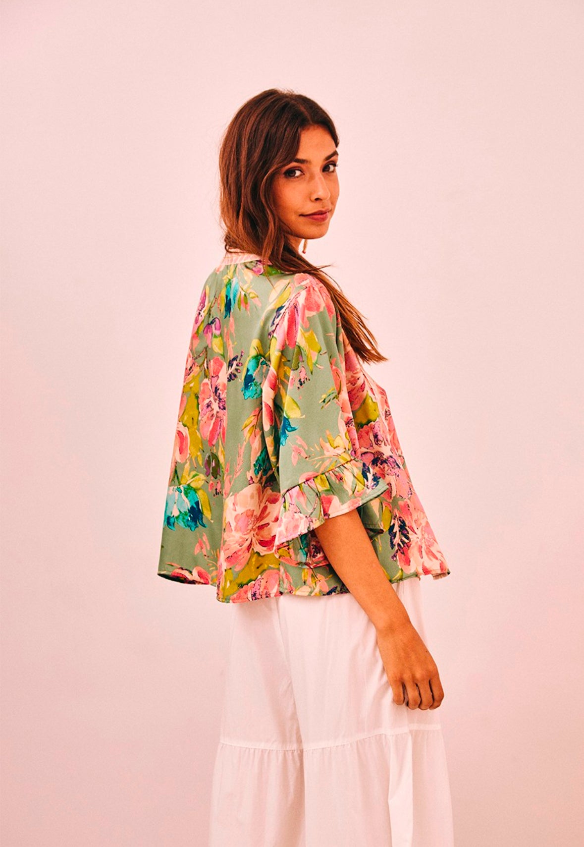 Kimono curto acetinado estampado floral e bordado na lapela NI.Felixa