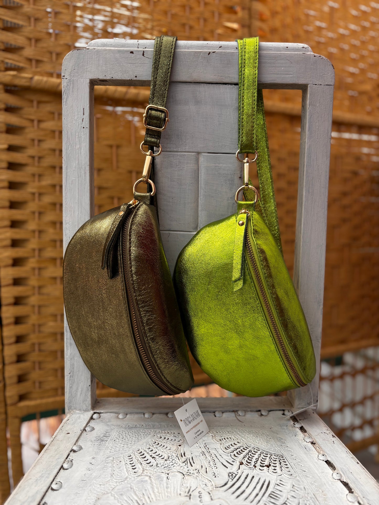 Bolsa banana de cintura ou tiracolo em pele metalizada verde oliva | verde alface