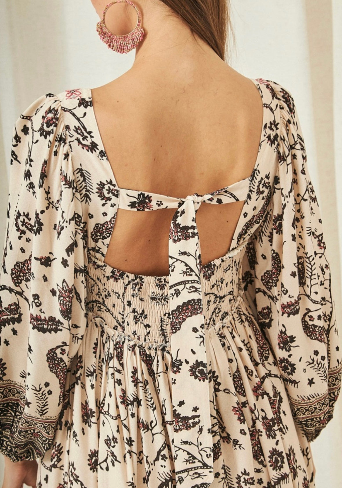 Vestido estampado florido e bordado AU.Moka