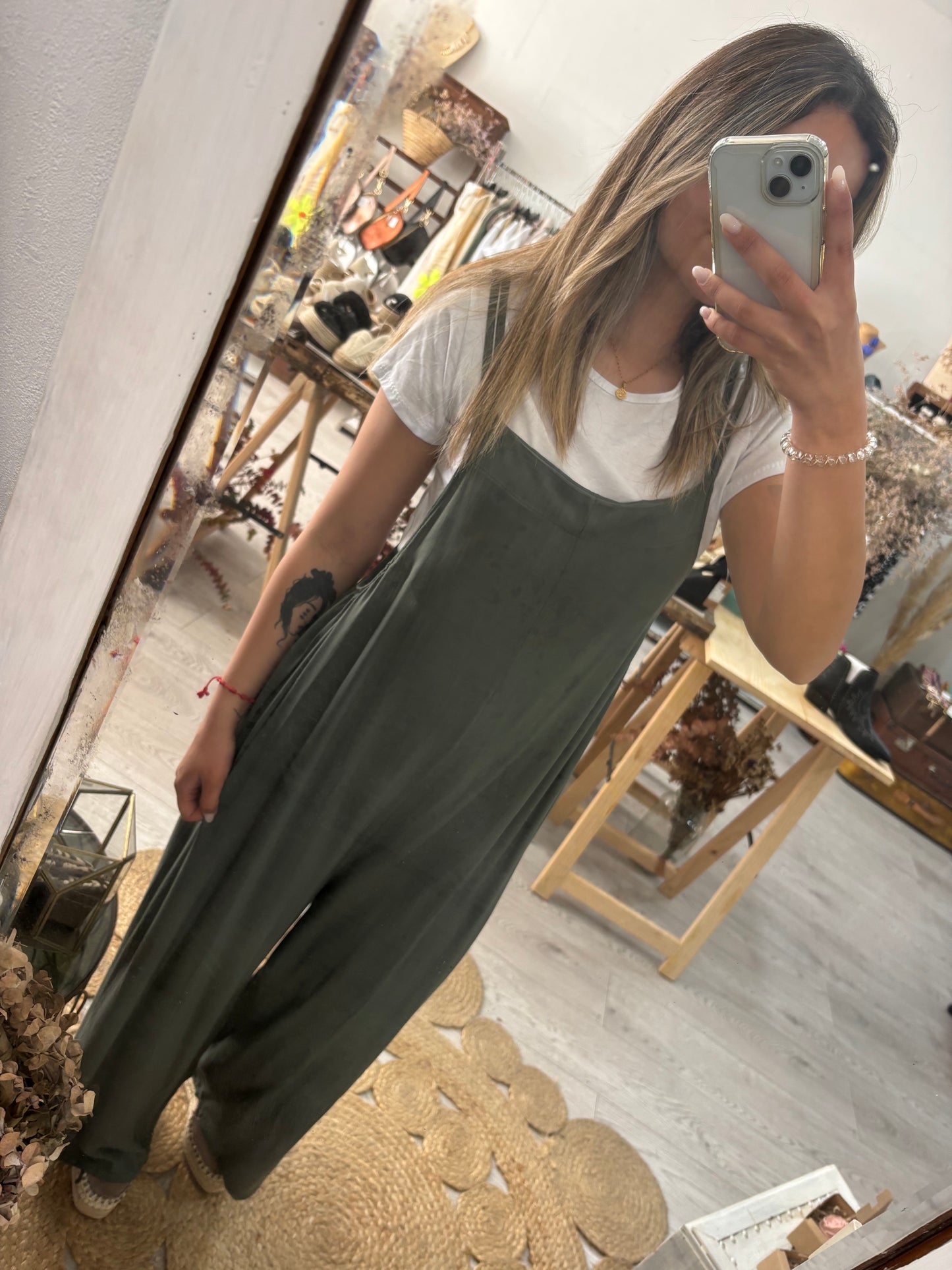 Conjunto tshirt e macacão caqui oversized