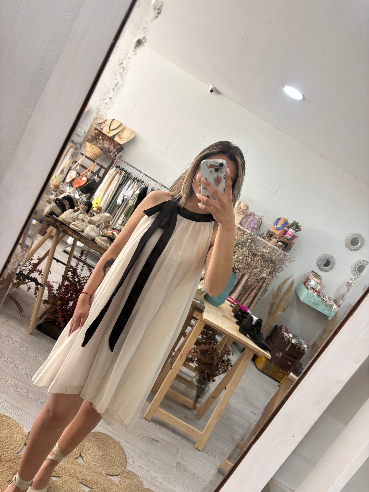 Vestido cetim caqui com laço preto