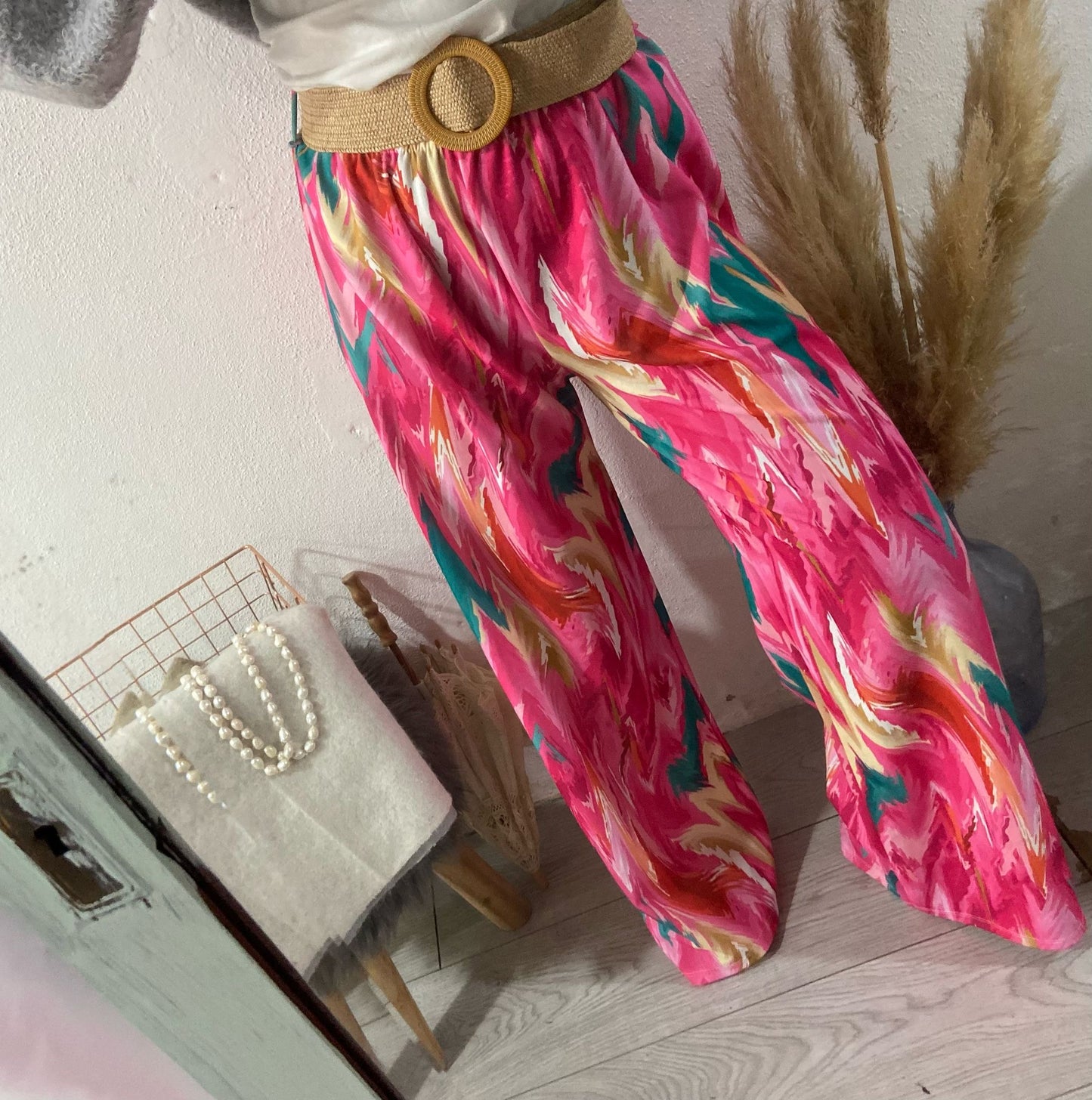 Pantalonas manchadas lilás e verde com cinto