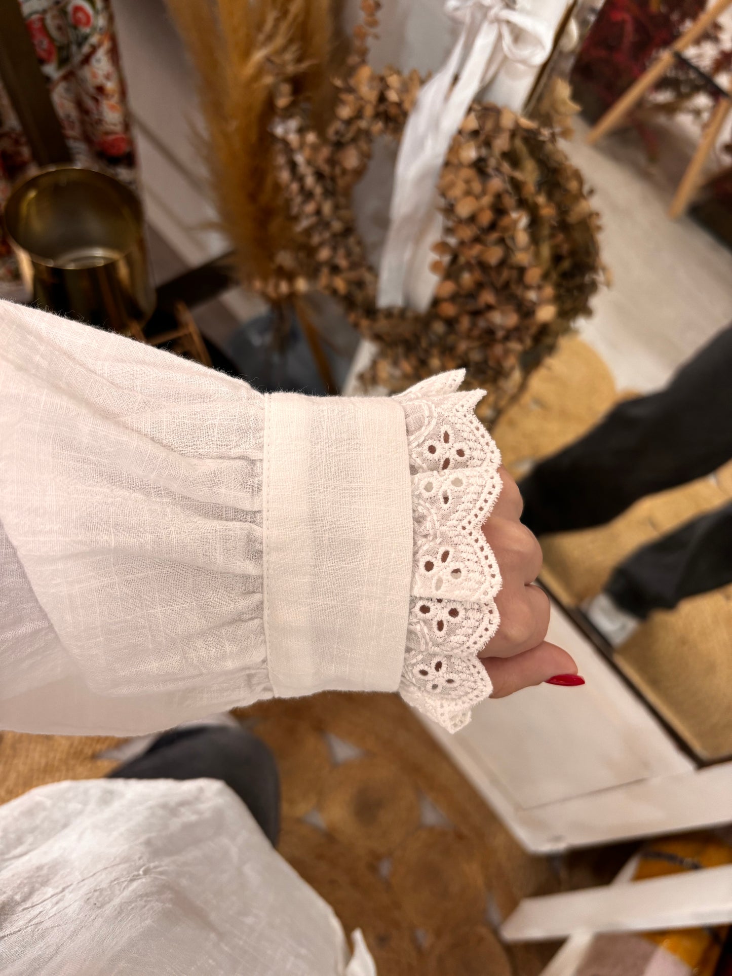 Camisa de algodón blanca con volantes bordados