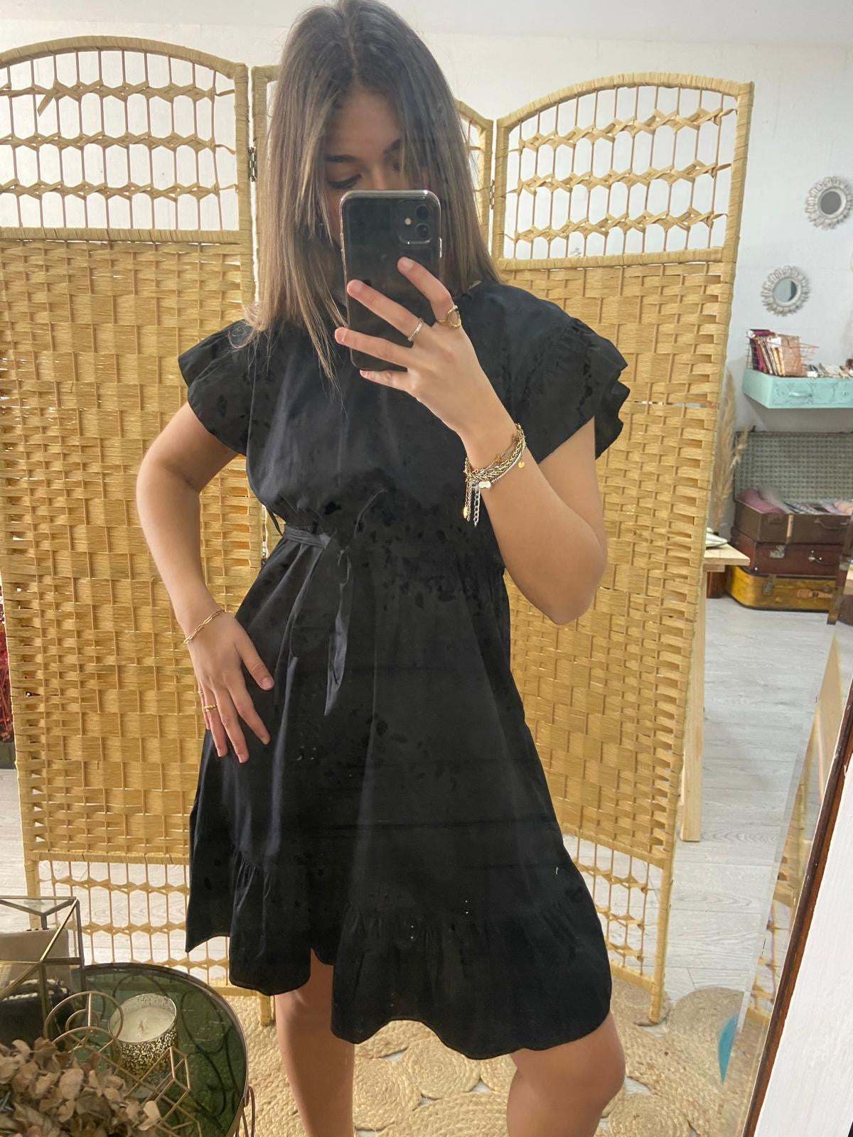 Vestido preto com folhos nos ombros