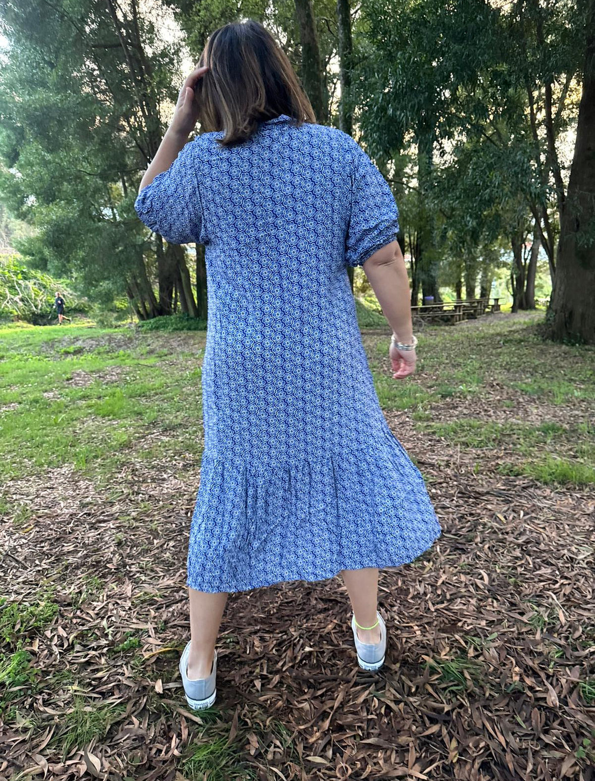 Vestido camiseiro midi florido azul claro