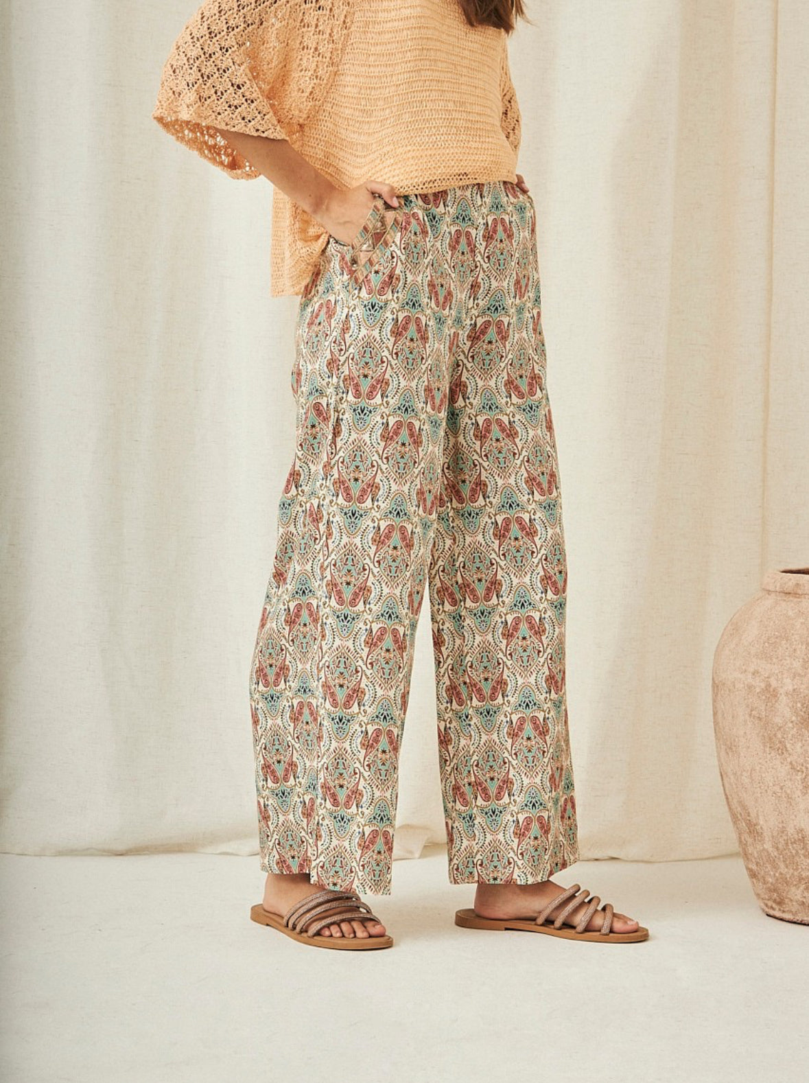 Pantalones con estampado paisley de GF.Dishi