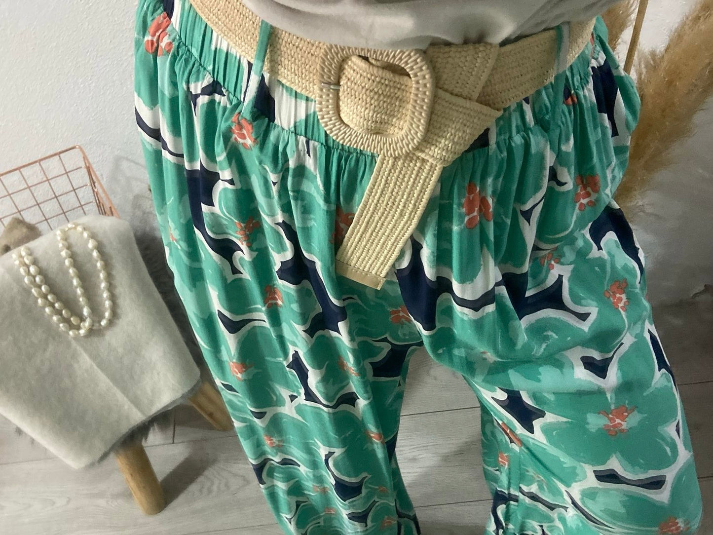 Pantalonas estampado de flores azul e rosa com cinto