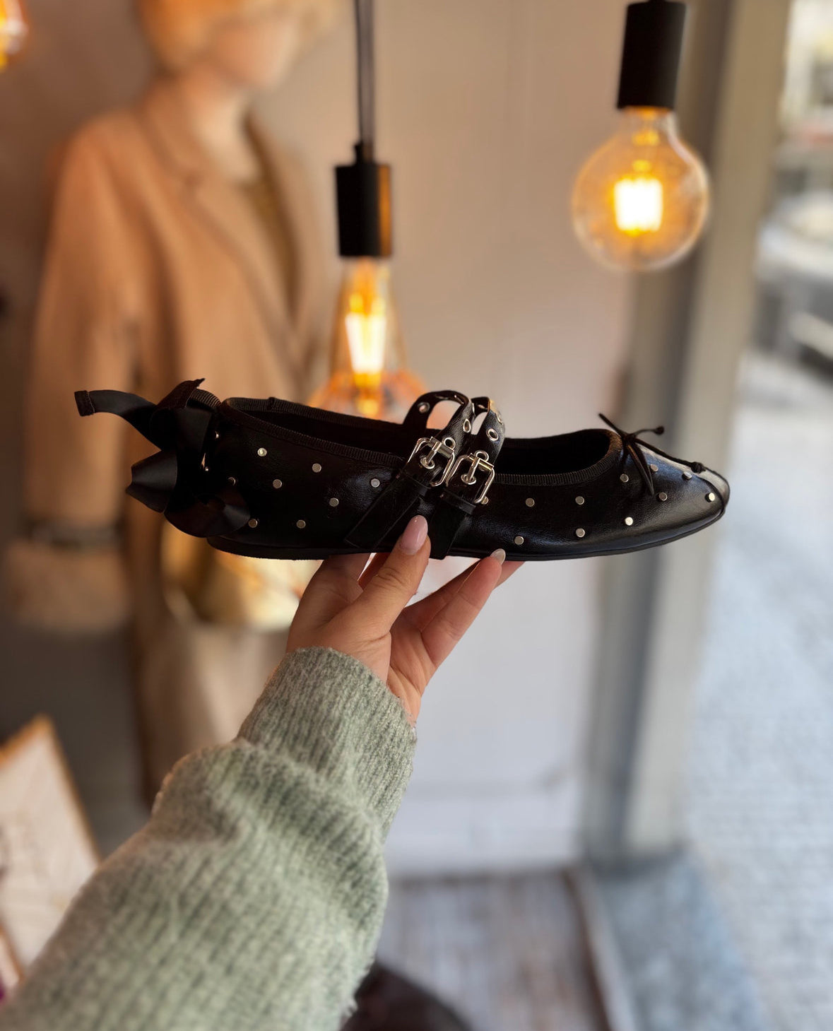 Sabrinas com tachas, dupla fivela e laçada amovível