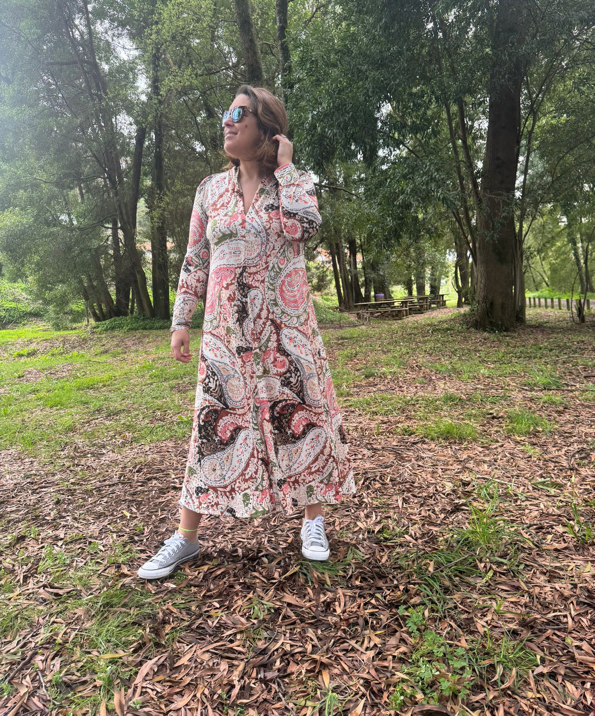 Vestido com estampado paisley azul e coral malha fria