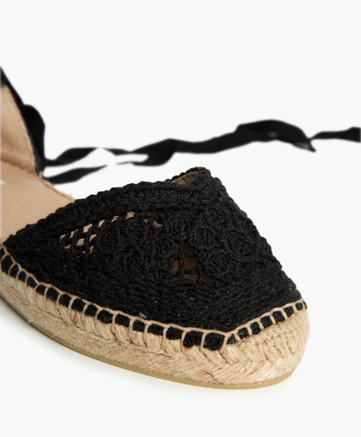 Alpercatas pretas crochê entrançado aberto com laçada