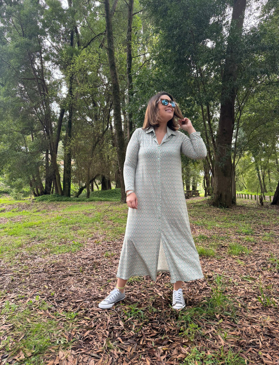 Vestido camiseiro padrão geométrico em tons de azul e bege malha fria