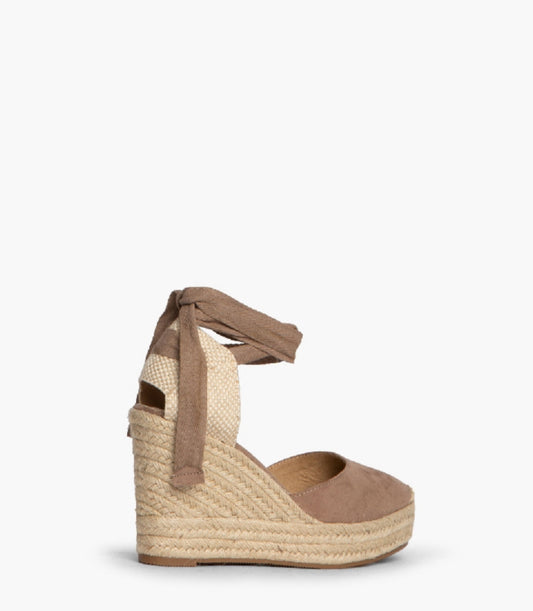 Sandálias taupe de cunha compensada