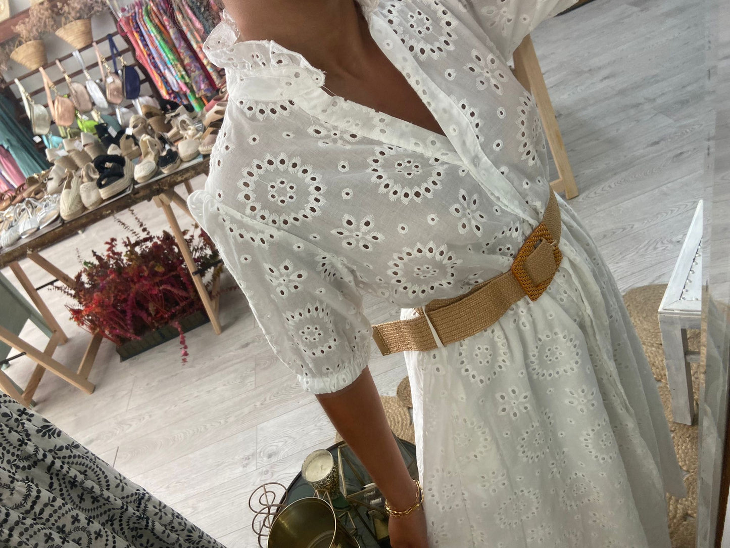 Vestido camiseiro branco bordado inglês cinto
