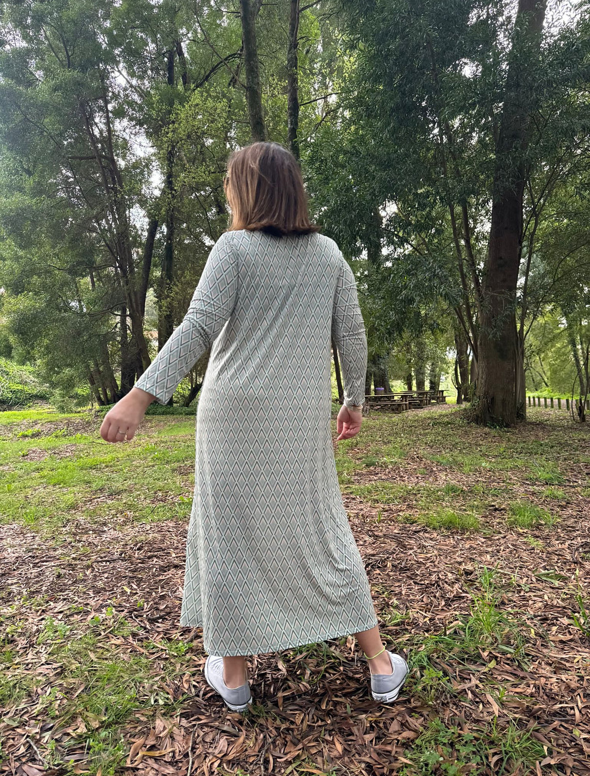 Vestido camiseiro padrão geométrico em tons de azul e bege malha fria