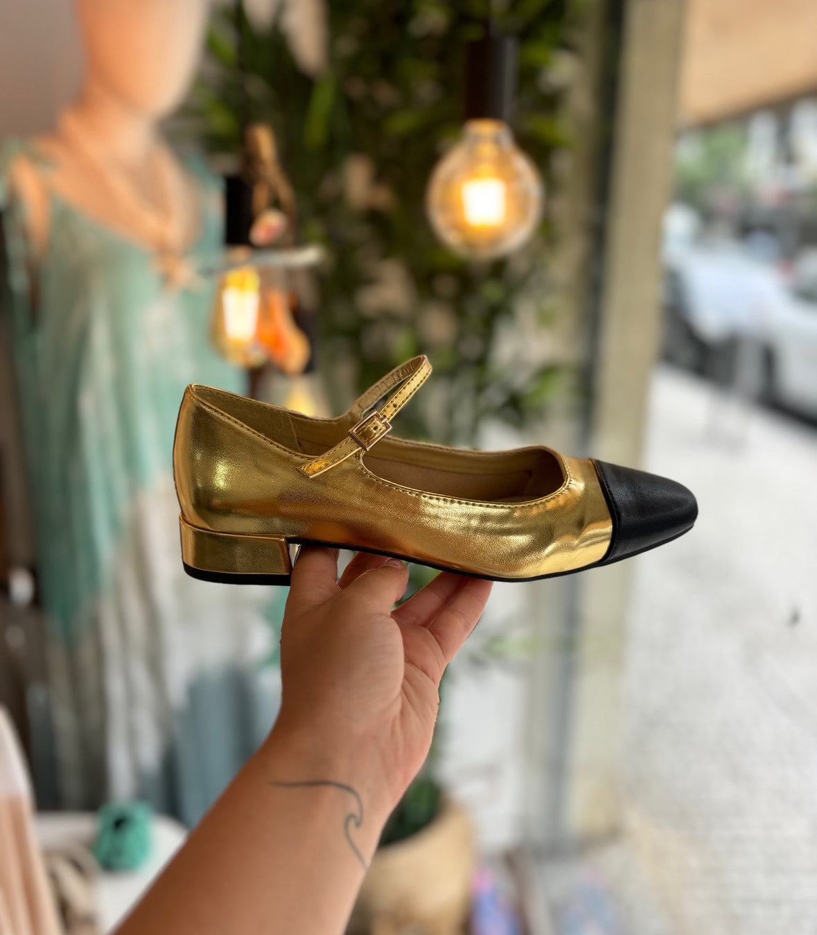 Mary Jane de salto dourado com preto fivela