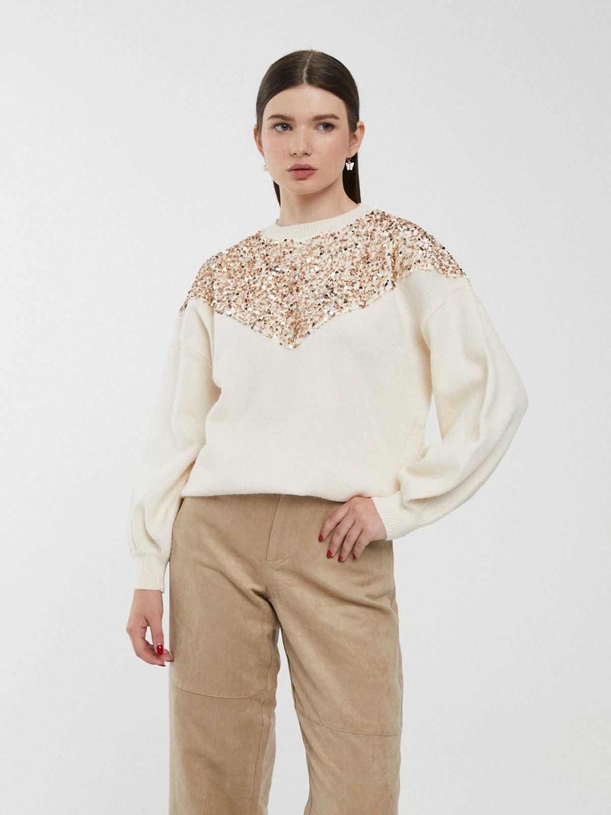 Camisola preta com lantejoulas no decote e ombros