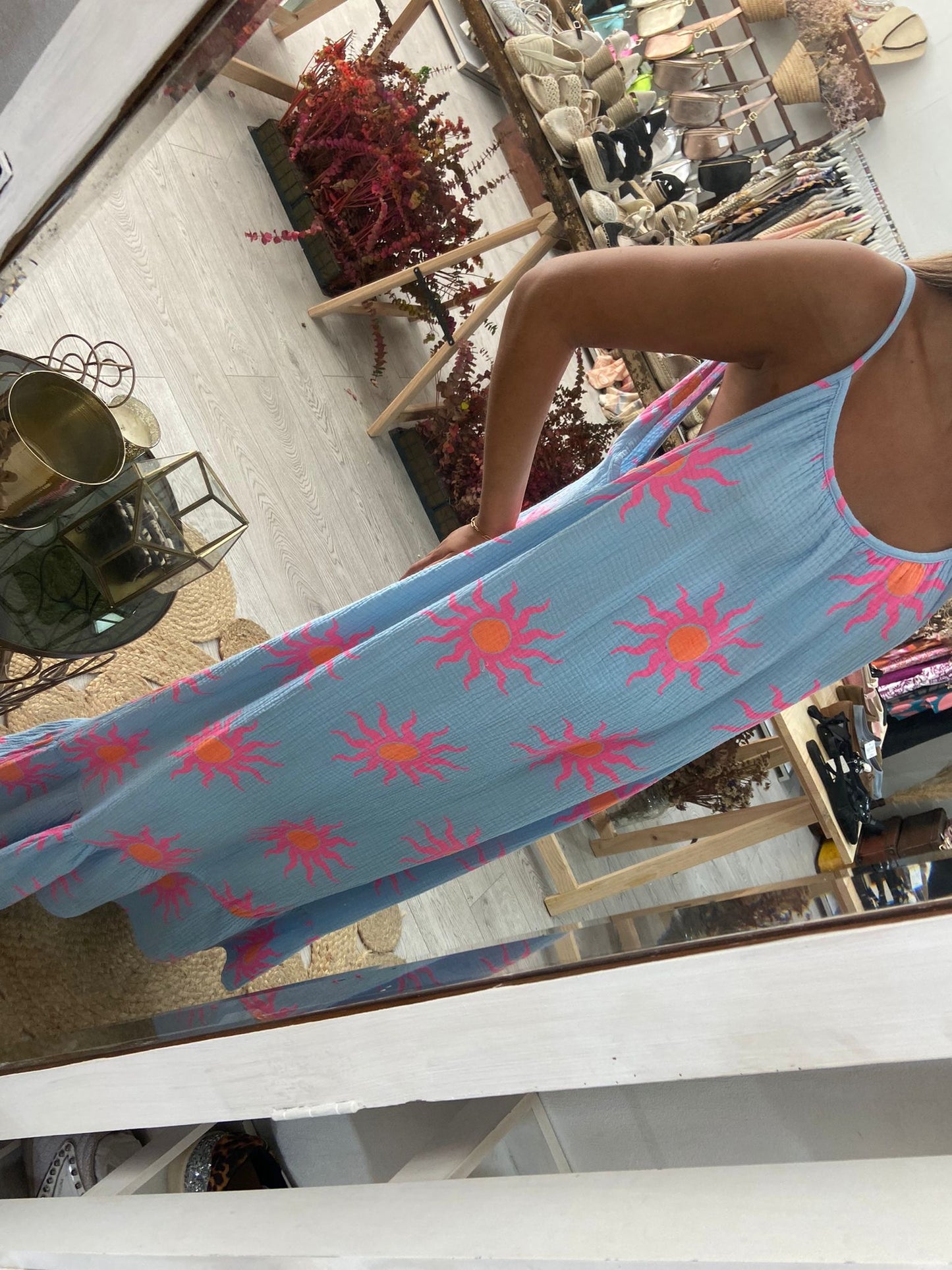 Vestido bege com sol rosa/laranja
