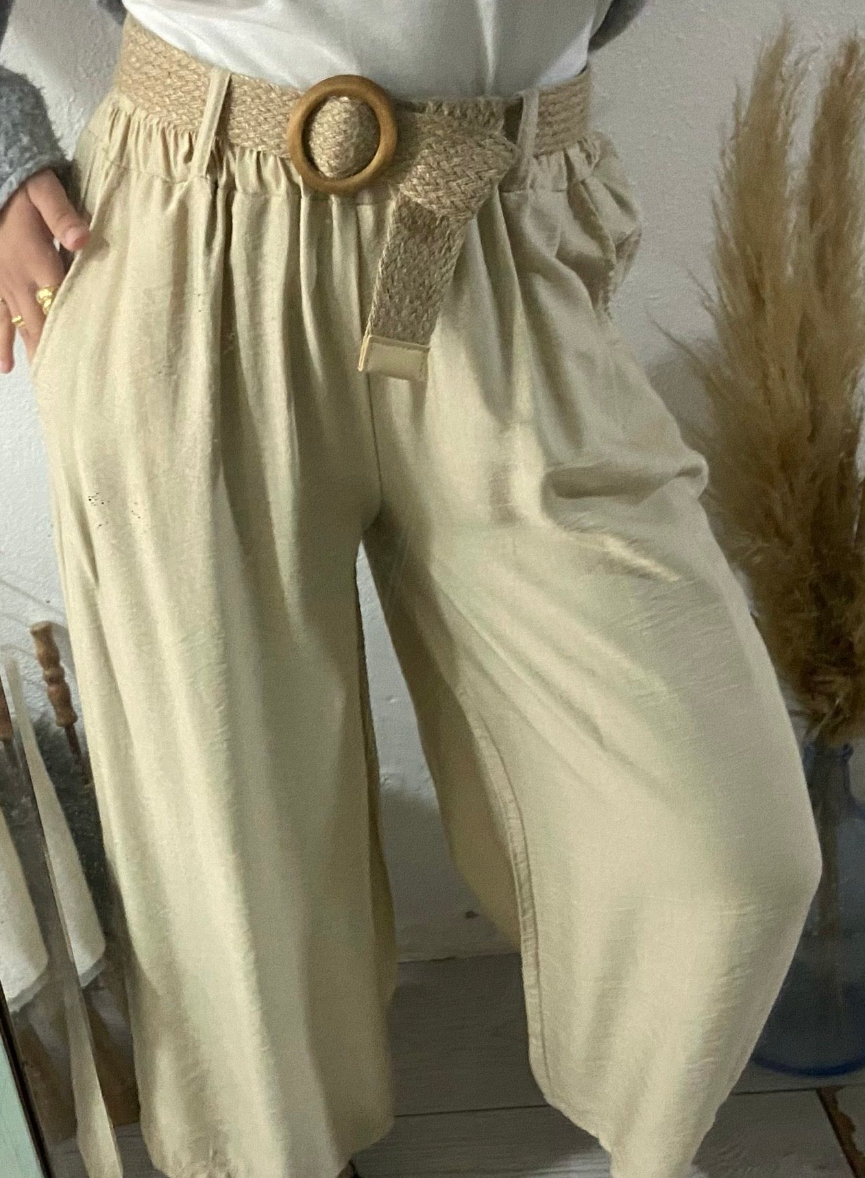 Pantalones fluidos color caqui con cinturón