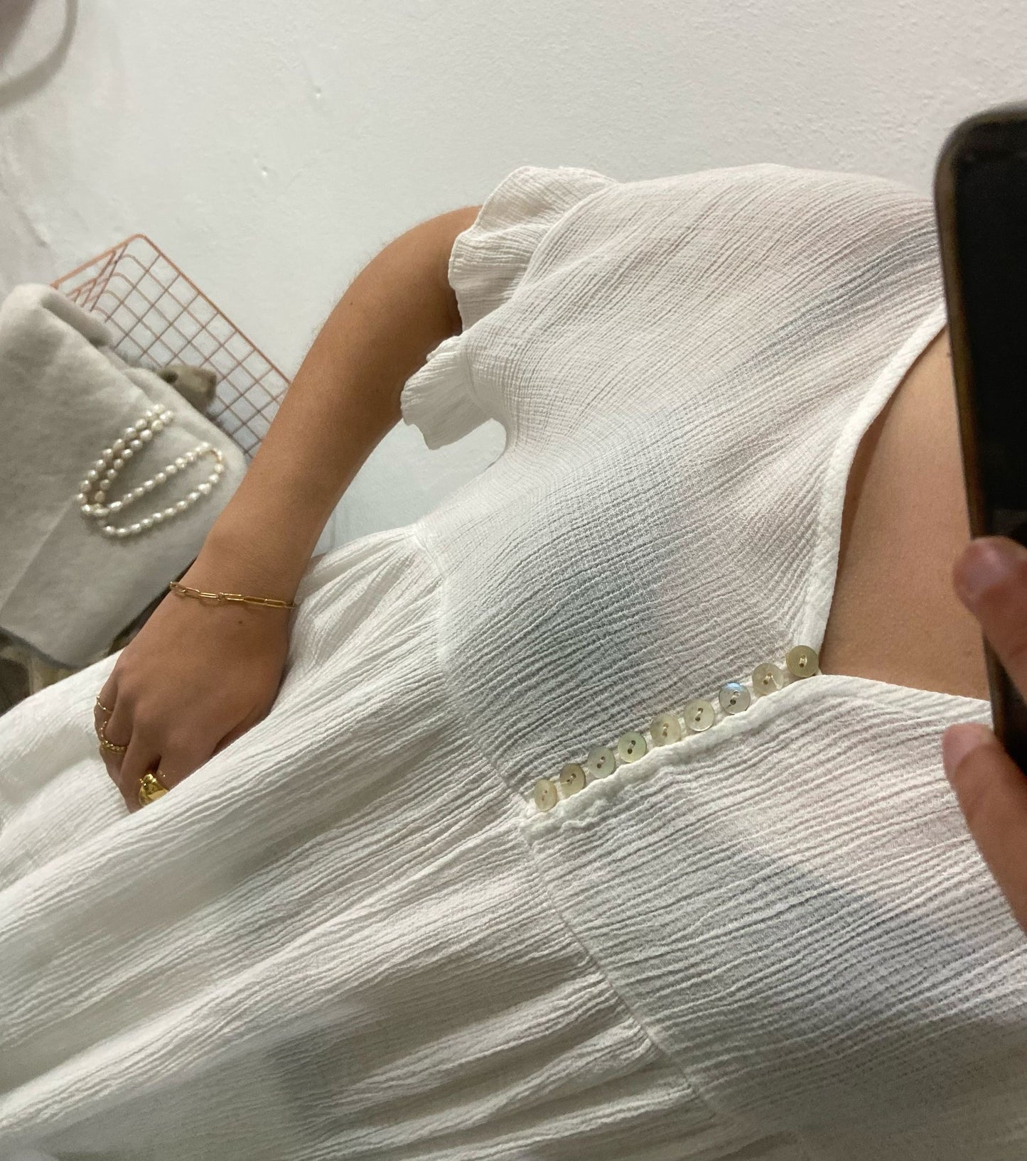 Túnica preta evasé tecido enrugado com botões