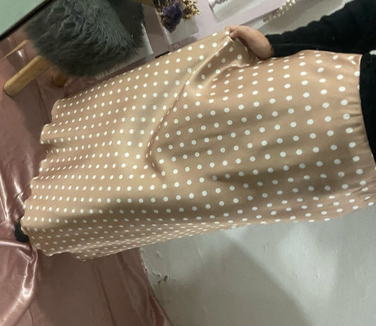 Saia acetinada bege bolinhas brancas