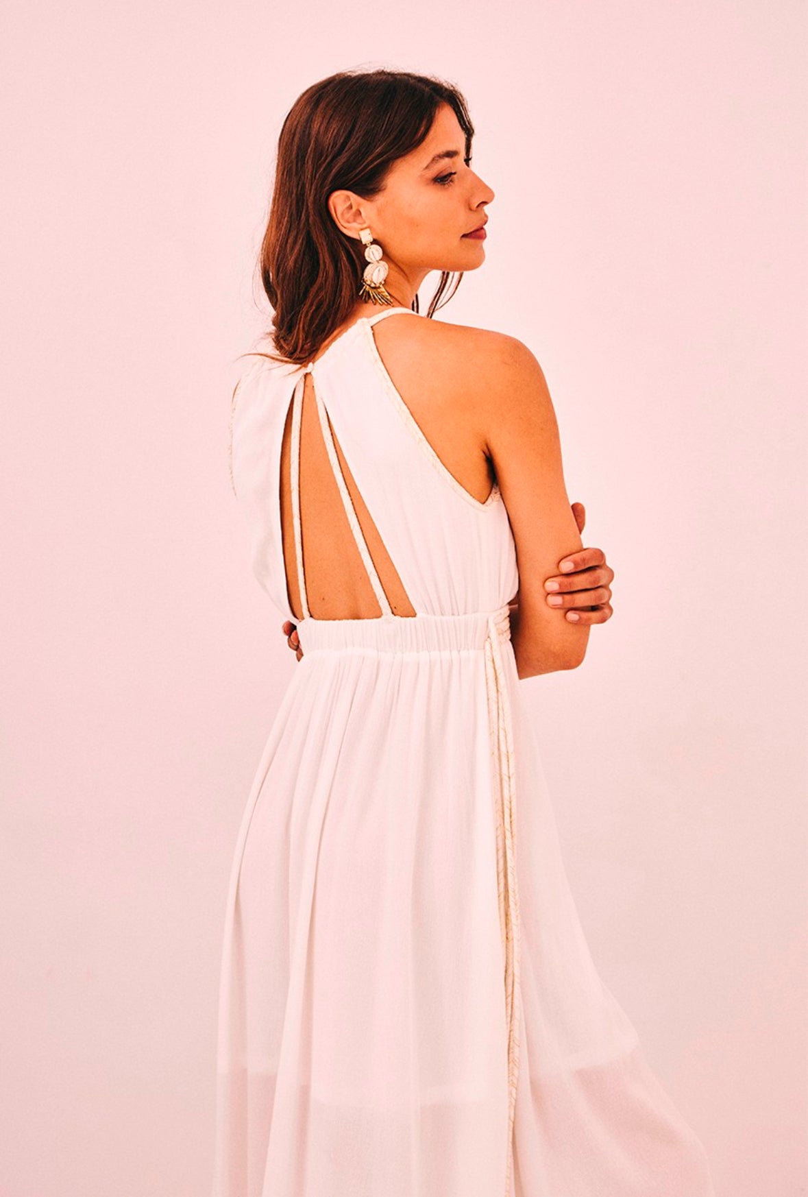 Vestido branco com costas abertas e pormenores no peito HJ.Baku